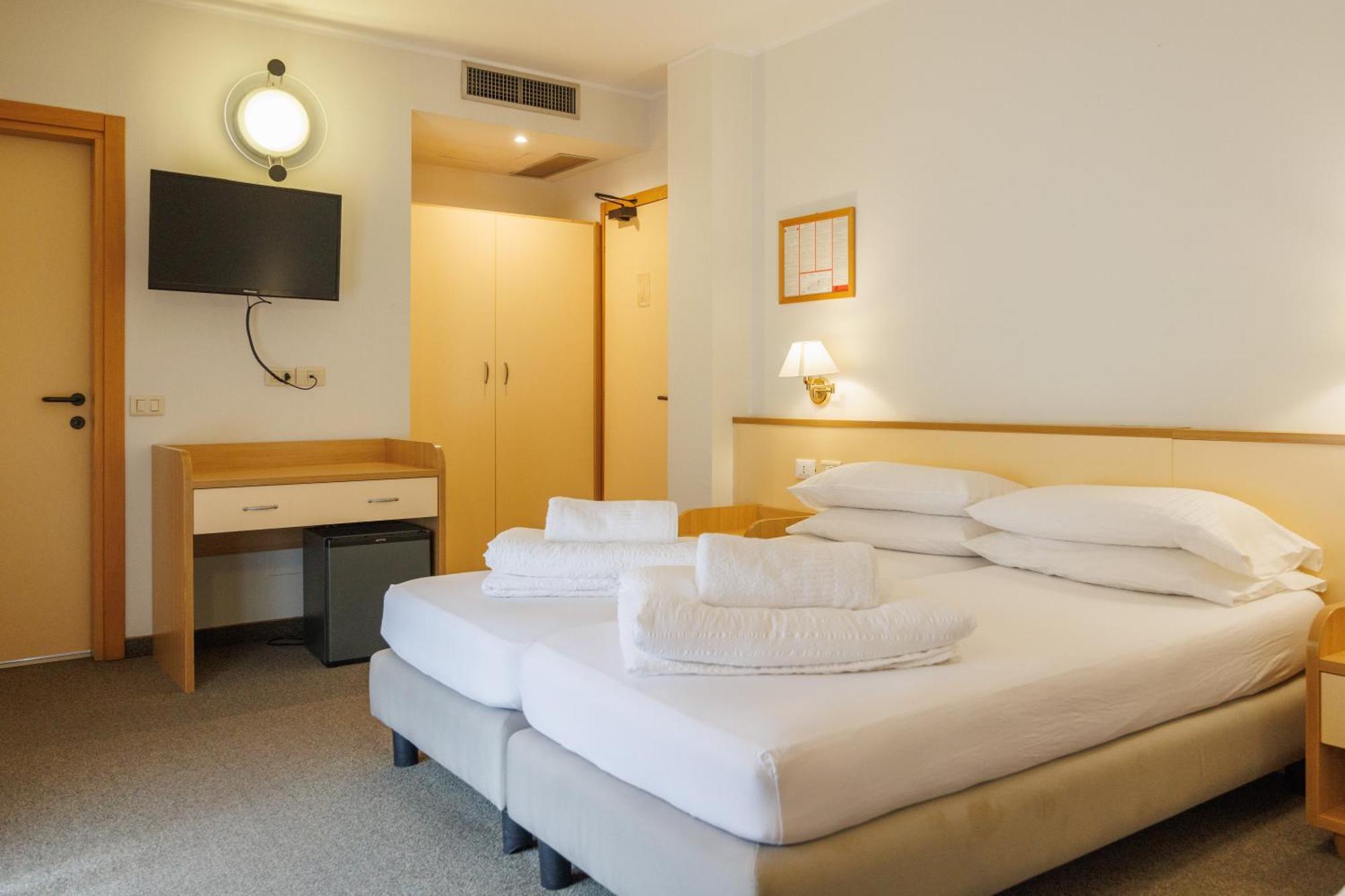 Club Hotel E Residence La Vela Торболе Экстерьер фото